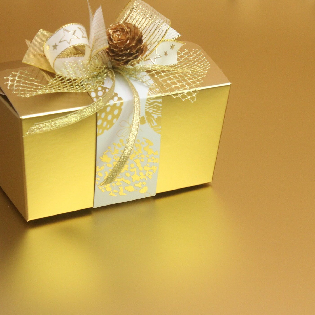 Bonbon doosjes - Chocolade doosje - Goud mat banderol Kerstbal - 24 stuks