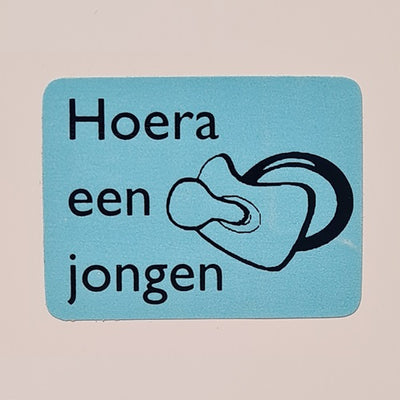 Klika -  Etiket Hoera een jongen blauw/zwar 25x25
