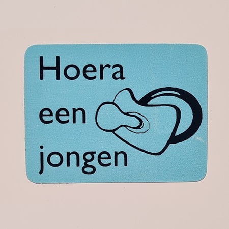Klika -  Etiket Hoera een jongen blauw/zwar 25x25